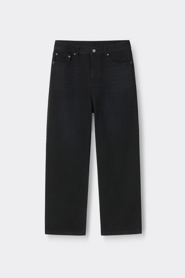 블랙 스트레이트 핏 데님 팬츠는 베이직한 스타일을 추구하는 분들을 위한 일상복입니다. 데님, 코튼, 폴리에스테르, 폴리우레탄 혼방 소재로 제작되어 편안한 착용감을 제공합니다. 무지 디자인에 스트레이트 핏으로, 캐주얼, 미니멀, 클래식 등 어떤 스타일에도 잘 어울립니다. 바이오 워싱, 스톤 워싱, 도밍고 워싱 과정을 거쳐 자연스러운 느낌을 더했으며, 파이브 포켓 디자인으로 실용성을 높였습니다. 
