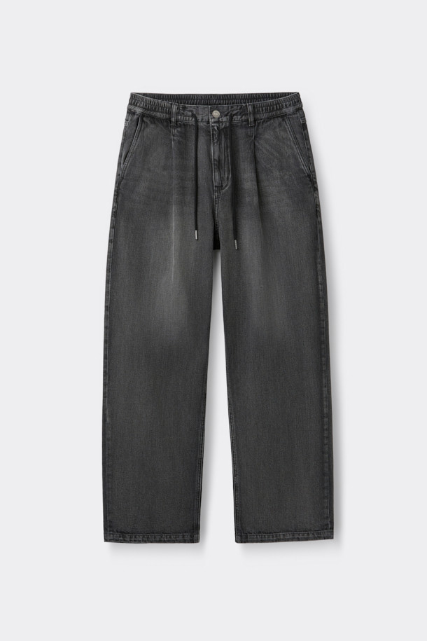 블랙 루즈 핏 드로우스트링 청바지는 편안함과 스타일을 모두 잡은 데님 팬츠입니다. 허리 스트링과 하프밴딩으로 편안한 착용감을 제공하며, 루즈핏 디자인은 활동성을 높여줍니다. 사선 포켓 디테일과 스톤 워싱, 과망 워싱, 도밍고 워싱 등의 워싱 기법으로 빈티지한 멋을 더했습니다. 캐주얼, 미니멀, 시티보이 스타일을 즐겨 입는 분들께 추천하며, 산책룩이나 캠핑룩으로 활용하기 좋습니다. 봄, 여름, 가을 시즌에 활용 가능한 데일리 아이템입니다.
