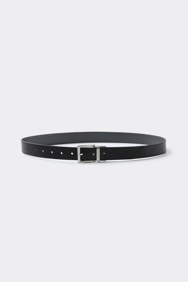 블랙 레더 리버서블 벨트는 심플하고 세련된 스타일을 선호하는 남성분들을 위한 필수 아이템입니다. 부드러운 소가죽 소재로 제작되어 고급스러운 사용감을 선사하며, 블랙과 그레이, 두 가지 컬러로 양면 사용이 가능하여 다양한 스타일에 매치할 수 있습니다. 미니멀하고 베이직한 디자인으로 출근룩에 포인트를 더하며, 로고 각인된 스퀘어 버클 디테일이 세련됨을 더합니다. 데일리룩부터 포멀한 자리까지 활용 가능한 실용적인 벨트입니다.
