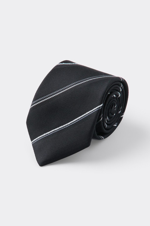 세련된 블랙 스트라이프 넥타이입니다. 실크, 레이온, 나일론 혼방 소재로 제작되어 은은한 광택과 부드러운 터치감을 선사합니다. 클래식한 레지멘탈 스트라이프 패턴에 로고 자수가 포인트로 더해져 고급스러움을 더합니다. 이면 루프와 안감, 심지 처리를 통해 넥타이의 형태를 오랫동안 유지하며, 별도의 패키징으로 소중하게 포장되어 있습니다. 오피스룩, 비즈니스 캐주얼, 모임룩 등 다양한 TPO에 클래식, 미니멀, 시크한 스타일을 연출하기 좋습니다.
