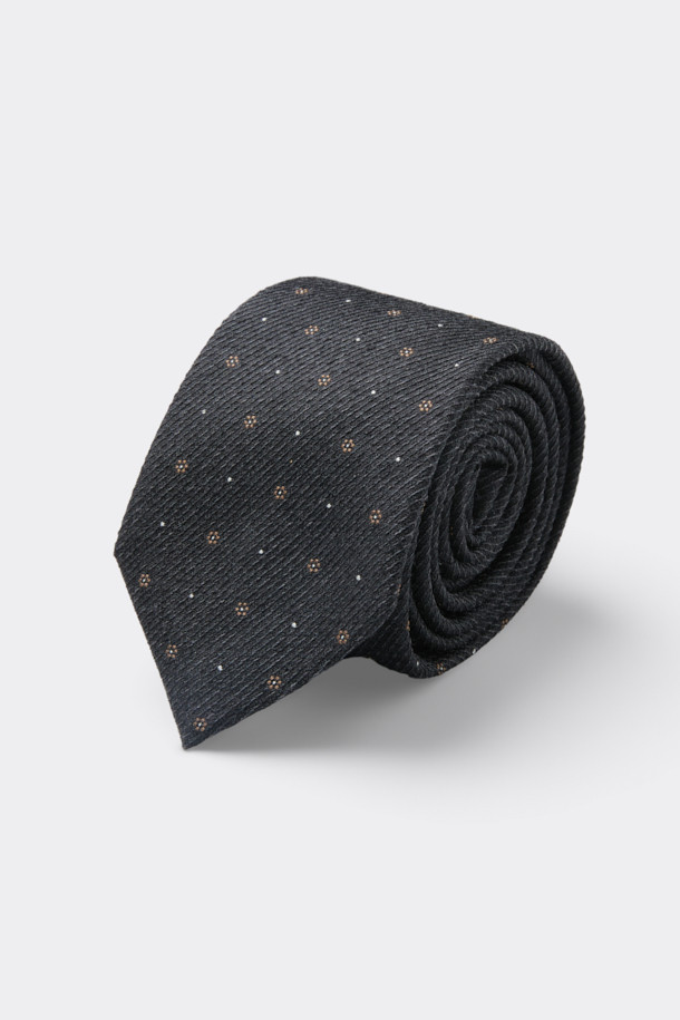 세련된 분위기를 연출하는 그레이 플라워 넥타이입니다. 실크, 폴리에스터, 울 혼방 소재로 제작되어 은은한 광택과 부드러운 터치감을 선사합니다. 클래식한 스타일과 플라워 및 도트 패턴의 조화가 돋보이며, 로고 자수가 디자인의 포인트입니다. 안감, 심지 적용 및 이면 루프 구성으로 고급스러움을 더했으며, 별도 패키징으로 소중하게 포장되어 있습니다. 오피스룩, 비즈니스 캐주얼, 모임룩 등 다양한 TPO에 활용하여 미니멀하면서도 세련된 스타일을 완성해 보세요.
