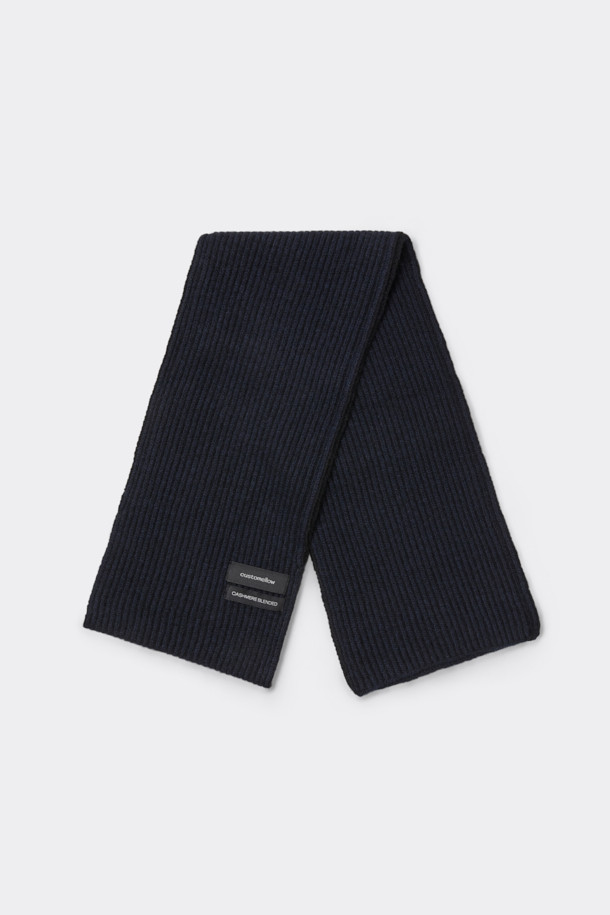 블랙 캐시미어 블렌디드 머플러는 부드러운 촉감과 보온성을 자랑하는 겨울철 필수 아이템입니다. 울과 캐시미어 혼방 소재로 제작되어 고급스러운 분위기를 연출하며, 베이직하고 미니멀한 스타일을 선호하는 분들께 적합합니다. 두꺼운 두께감과 골지 패턴, 투톤 디자인이 특징이며, 슬릿 홀 디테일로 포인트를 더했습니다. 출근룩, 모임룩 등 다양한 TPO에 클래식, 미니멀, 캐주얼 스타일로 연출할 수 있어 활용도가 높습니다.
