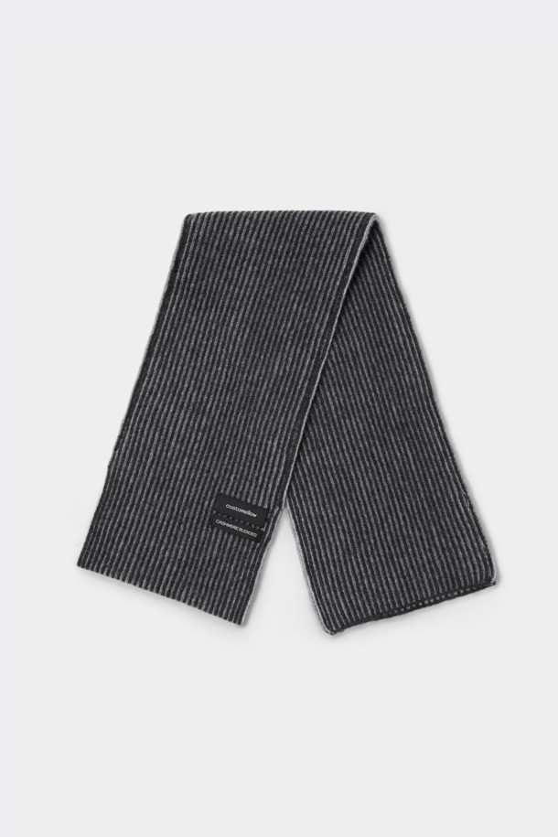 부드러운 캐시미어와 울 혼방 소재로 제작된 그레이 컬러의 머플러입니다. 포근한 두께감과 부드러운 촉감으로 가을, 겨울철 보온성을 책임집니다. 베이직하고 캐주얼한 스타일에 잘 어울리며, 골지 패턴과 투톤 컬러 디자인으로 세련된 포인트를 더했습니다. 출근룩, 모임룩, 데이트룩 등 다양한 TPO에 활용 가능하며, 슬릿 홀 디테일이 실용성을 높입니다. 캐주얼, 클래식, 미니멀 스타일 모두 소화 가능한 머플러로, 당신의 겨울 스타일링에 따뜻함과 스타일을 더해보세요.
