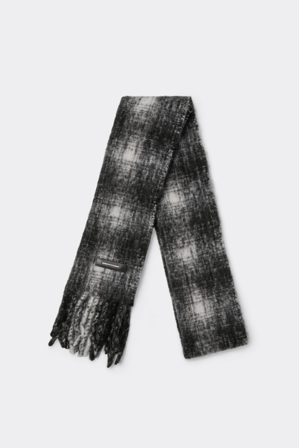 브라운 체크 머플러는 울, 모헤어, 알파카, 가죽 소재를 혼방하여 부드러운 촉감과 따뜻한 보온성을 제공합니다. 클래식한 체크 패턴과 롱 기장으로, 데이트룩, 모임룩, 출근룩 등 다양한 TPO에 활용하기 좋습니다. 술(태슬)과 로고 디자인 장식이 포인트로, 클래식, 미니멀, 시크 스타일을 연출하는 데 적합합니다. 고급스러운 소재와 디자인으로 오랫동안 질리지 않고 착용할 수 있습니다.
