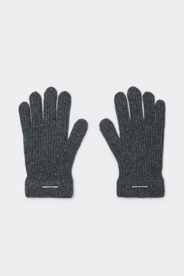 그레이 립 니트 글러브는 울, 나일론, 염소가죽 혼방 소재로 제작되어 보온성을 높인 공용 장갑입니다. 클래식한 스타일의 이 장갑은 골지 패턴에 핸드메이드 패치와 로고 디자인 장식이 더해져 섬세함을 더합니다. 핑거홀이 있어 스마트폰 터치가 가능하며, 출근룩과 모임룩에 모두 잘 어울립니다. 미니멀한 디자인으로 다양한 스타일에 매치하기 용이합니다.
