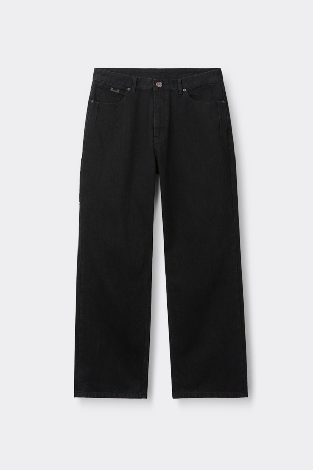 블랙 카펜터 디테일 와이드 데님은 캐주얼, 미니멀, 워크웨어 스타일을 아우르는 릴랙스핏 데님 팬츠입니다. 바이오 워싱 처리된 데님과 코튼 혼방 소재로 제작되어 편안한 착용감을 선사합니다. 카펜터 포켓 디테일과 파이브 포켓 디자인, 코인 포켓 메탈 장식이 돋보이며, 출근룩과 모임룩 등 다양한 TPO에 활용 가능합니다. 무지 패턴으로 어떤 상의와도 매치하기 쉬워 활용도가 높습니다.
