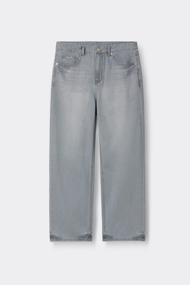 그레이 색상의 스트레이트 핏 데님 팬츠입니다. 얇은 두께감의 데님과 코튼 혼방 소재로 제작되어 여름철에도 시원하게 착용 가능합니다. 베이직한 디자인으로 출근룩이나 비즈니스 캐주얼, 그리고 미니멀, 클래식, 캐주얼 스타일 모두 소화 가능합니다. 바이오 워싱, 스톤 워싱, 도밍고 워싱, 엠보 워싱 등의 다양한 워싱 기법을 거쳐 빈티지한 멋을 더했습니다. 파이브 포켓 디자인과 코인 포켓 메탈 장식이 돋보이는, 무지 스타일의 긴 기장 데님 팬츠입니다.
