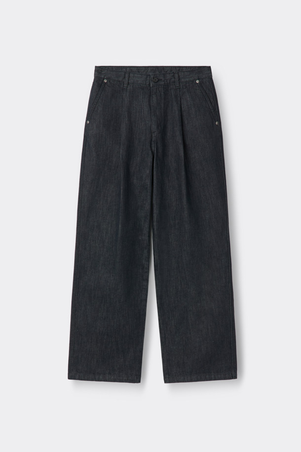 블루 원 턱 청바지는 릴렉스핏으로 편안한 착용감을 선사하는 데님 팬츠입니다. 부드러운 면 소재로 제작되어 산책룩과 같은 일상에서 캐주얼하게 즐기기 좋습니다. 원워시, 바이오 워싱, 스톤 워싱 처리로 자연스러운 워싱 디테일을 더했으며, 무지 디자인에 스티치와 포켓, 원 턱 디테일로 포인트를 주었습니다. 미니멀, 클래식 스타일을 선호하는 분들께 추천하며, 릴렉스핏으로 활동성을 높였습니다. 
