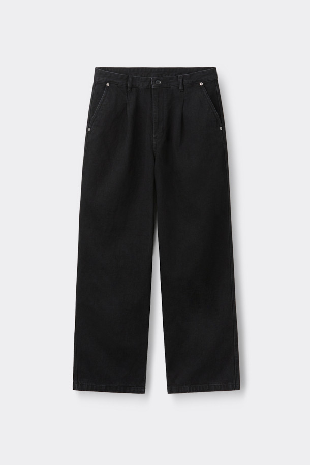 블랙 원 턱 (Black One Tuck) 데님 팬츠는 베이직한 스타일을 추구하는 분들을 위한 릴랙스핏 데님 팬츠입니다. 코튼, 폴리에스테르, 데님 혼방 소재로 제작되어 편안한 착용감을 선사합니다. 무지 디자인에 원 턱 디테일이 더해져 미니멀하면서도 클래식한 무드를 연출합니다. 바이오 워싱 처리로 부드러운 촉감을 느낄 수 있으며, 사선 포켓으로 실용성을 높였습니다. 일상에서 편안하게 착용하기 좋은 아이템입니다.
