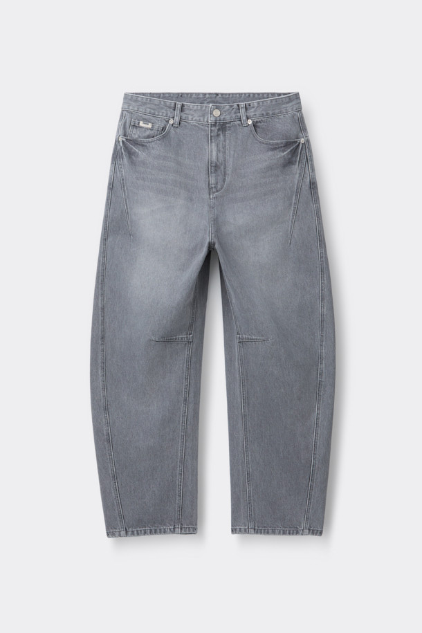 그레이 컬러의 커브드 데님 팬츠입니다. 바이오 워싱, 스톤 워싱, 도밍고 워싱 공법으로 제작되어 부드러운 촉감을 자랑하며, 캐주얼 스타일에 적합합니다. 파이브 포켓 디자인과 코인포켓 메탈 장식이 돋보이며, 미니멀, 클래식 스타일을 연출하기 좋습니다. 봄, 여름, 가을 시즌에 여행룩, 산책룩으로 활용하기 좋은 데님 팬츠입니다.
