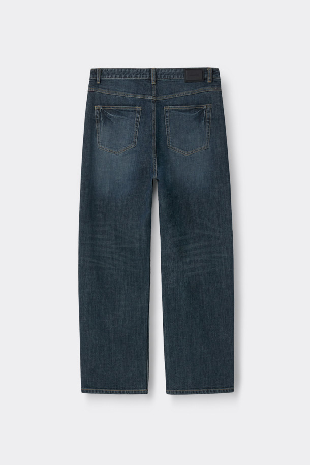 다크 블루 스트레이트 핏 데님 팬츠는 베이직한 스타일을 추구하는 분들을 위한 일상복입니다. 다크 블루 및 인디고 컬러로 제공되며, 무지 디자인에 바이오 워싱, 스톤 워싱, 도밍고 워싱 처리를 더해 자연스러운 멋을 살렸습니다. 데님, 코튼, 폴리우레탄 혼방 소재로 제작되어 편안한 착용감을 선사합니다. 파이브 포켓 디자인과 스트레이트 핏으로 캐주얼, 미니멀, 클래식 등 다양한 스타일을 연출할 수 있습니다.
