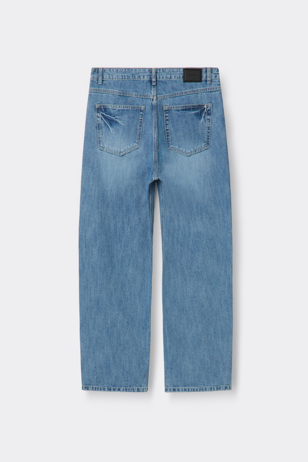 블루 스트레이트 핏 진은 베이직한 스타일을 추구하는 분들을 위한 데님 팬츠입니다. 인디고, 블루 두 가지 컬러로 제공되며, 일상복으로 활용하기 좋습니다. 면과 데님 소재를 사용하여 편안한 착용감을 선사하며, 무지 디자인과 긴 기장으로 어떤 상의에도 잘 어울립니다. 바이오 워싱, 스톤 워싱, 도밍고 워싱 등의 워싱 기법과 파이브 포켓 디테일이 특징이며, 스트레이트 핏으로 제작되어 캐주얼, 미니멀, 클래식 등 다양한 스타일을 연출할 수 있습니다.
