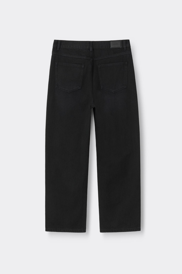 블랙 스트레이트 핏 데님 팬츠는 베이직한 스타일을 추구하는 분들을 위한 일상복입니다. 데님, 코튼, 폴리에스테르, 폴리우레탄 혼방 소재로 제작되어 편안한 착용감을 제공합니다. 무지 디자인에 스트레이트 핏으로, 캐주얼, 미니멀, 클래식 등 어떤 스타일에도 잘 어울립니다. 바이오 워싱, 스톤 워싱, 도밍고 워싱 과정을 거쳐 자연스러운 느낌을 더했으며, 파이브 포켓 디자인으로 실용성을 높였습니다. 
