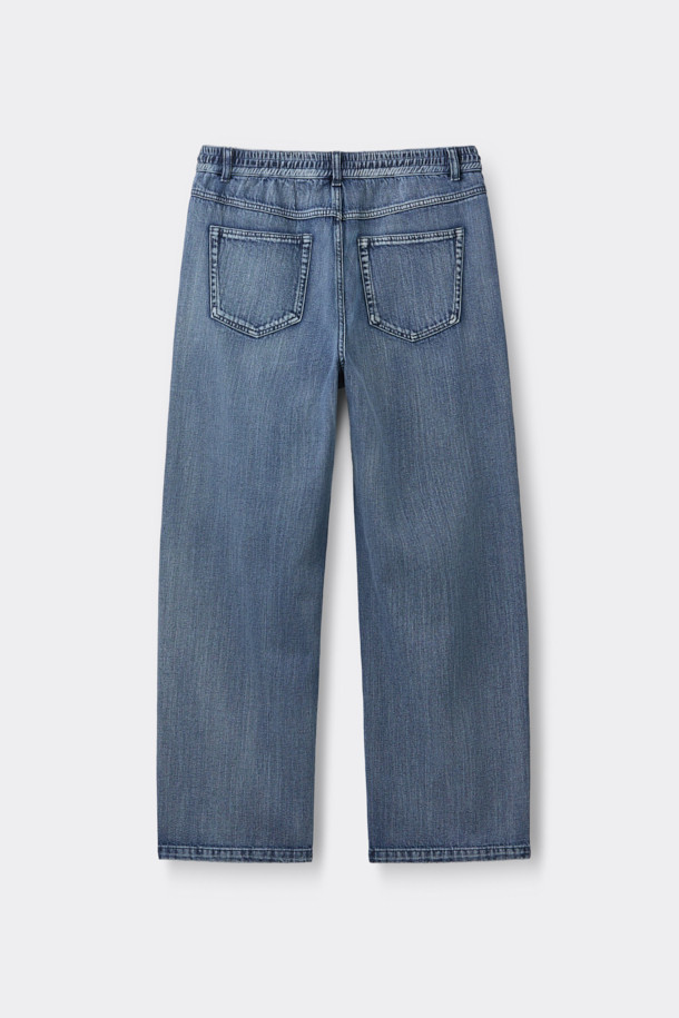 블루 루즈 핏 드로우스트링 청바지는 편안함과 스타일을 모두 잡은 데님 팬츠입니다. 봄, 여름 시즌에 어울리는 이 캐주얼 청바지는 허리 스트링과 사선 포켓 디자인으로 실용성을 더했습니다. 루즈핏으로 제작되어 활동성이 뛰어나며, 스톤워싱, 과망워싱, 도밍고워싱 기법을 통해 빈티지한 매력을 살렸습니다. 여행, 휴가, 산책 등 다양한 TPO에 활용하기 좋으며, 미니멀, 스트리트 스타일을 연출하기에 적합합니다. 가볍고 시원한 데님과 코튼 혼방 소재로 제작되어 편안한 착용감을 선사합니다.
