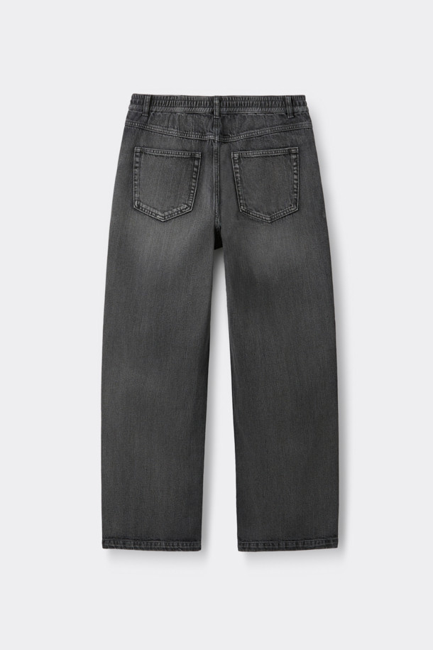 블랙 루즈 핏 드로우스트링 청바지는 편안함과 스타일을 모두 잡은 데님 팬츠입니다. 허리 스트링과 하프밴딩으로 편안한 착용감을 제공하며, 루즈핏 디자인은 활동성을 높여줍니다. 사선 포켓 디테일과 스톤 워싱, 과망 워싱, 도밍고 워싱 등의 워싱 기법으로 빈티지한 멋을 더했습니다. 캐주얼, 미니멀, 시티보이 스타일을 즐겨 입는 분들께 추천하며, 산책룩이나 캠핑룩으로 활용하기 좋습니다. 봄, 여름, 가을 시즌에 활용 가능한 데일리 아이템입니다.
