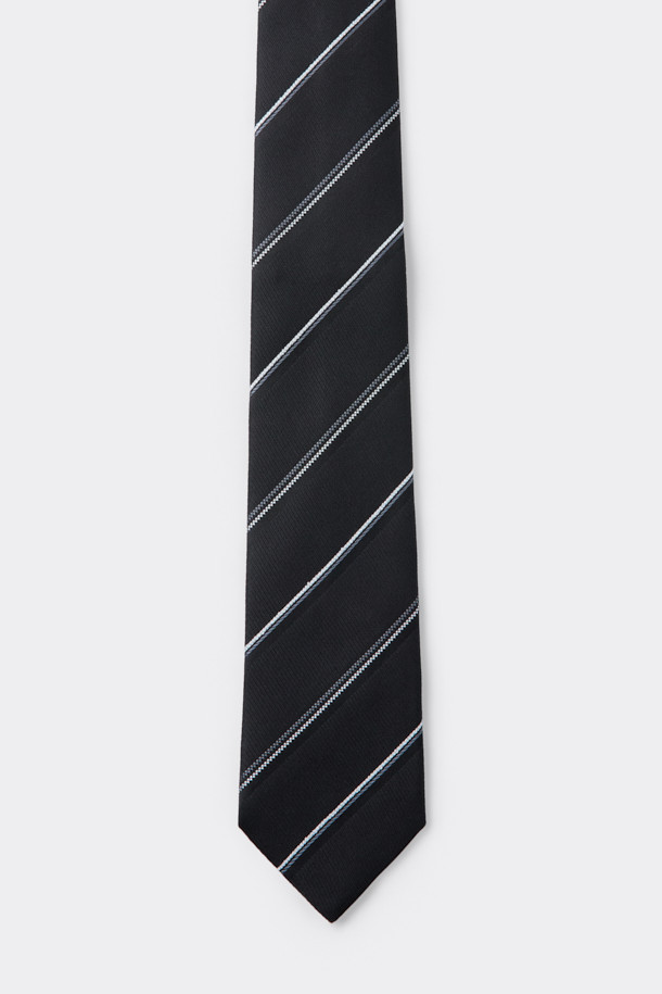 세련된 블랙 스트라이프 넥타이입니다. 실크, 레이온, 나일론 혼방 소재로 제작되어 은은한 광택과 부드러운 터치감을 선사합니다. 클래식한 레지멘탈 스트라이프 패턴에 로고 자수가 포인트로 더해져 고급스러움을 더합니다. 이면 루프와 안감, 심지 처리를 통해 넥타이의 형태를 오랫동안 유지하며, 별도의 패키징으로 소중하게 포장되어 있습니다. 오피스룩, 비즈니스 캐주얼, 모임룩 등 다양한 TPO에 클래식, 미니멀, 시크한 스타일을 연출하기 좋습니다.
