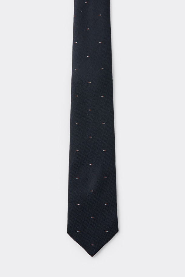 네이비 도트 넥타이는 남성용으로, 실크와 견 소재를 사용하여 부드러운 터치감과 은은한 광택을 자랑합니다. 클래식과 미니멀 스타일을 모두 아우르는 디자인으로, 오피스룩, 비즈니스 캐주얼, 모임룩 등 다양한 TPO에 활용하기 좋습니다. 잔잔한 도트 패턴이 세련된 느낌을 주며, 이면 루프, 안감, 심지 적용으로 고급스러움을 더했습니다. 로고 자수 디테일과 함께 별도 패키징으로 제공되어 선물용으로도 손색없습니다.
