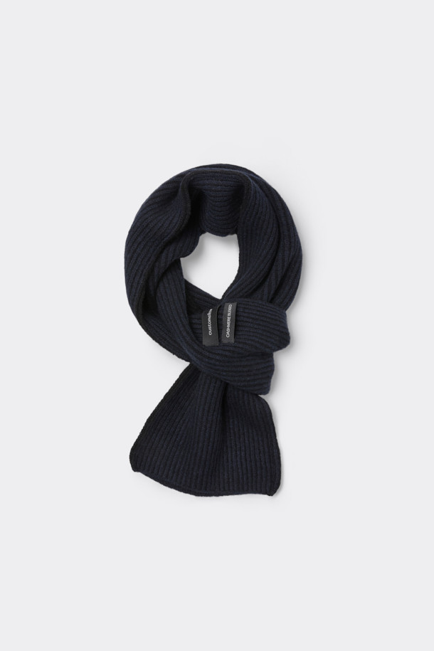 블랙 캐시미어 블렌디드 머플러는 부드러운 촉감과 보온성을 자랑하는 겨울철 필수 아이템입니다. 울과 캐시미어 혼방 소재로 제작되어 고급스러운 분위기를 연출하며, 베이직하고 미니멀한 스타일을 선호하는 분들께 적합합니다. 두꺼운 두께감과 골지 패턴, 투톤 디자인이 특징이며, 슬릿 홀 디테일로 포인트를 더했습니다. 출근룩, 모임룩 등 다양한 TPO에 클래식, 미니멀, 캐주얼 스타일로 연출할 수 있어 활용도가 높습니다.
