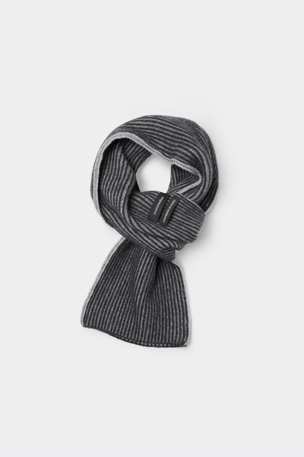 부드러운 캐시미어와 울 혼방 소재로 제작된 그레이 컬러의 머플러입니다. 포근한 두께감과 부드러운 촉감으로 가을, 겨울철 보온성을 책임집니다. 베이직하고 캐주얼한 스타일에 잘 어울리며, 골지 패턴과 투톤 컬러 디자인으로 세련된 포인트를 더했습니다. 출근룩, 모임룩, 데이트룩 등 다양한 TPO에 활용 가능하며, 슬릿 홀 디테일이 실용성을 높입니다. 캐주얼, 클래식, 미니멀 스타일 모두 소화 가능한 머플러로, 당신의 겨울 스타일링에 따뜻함과 스타일을 더해보세요.
