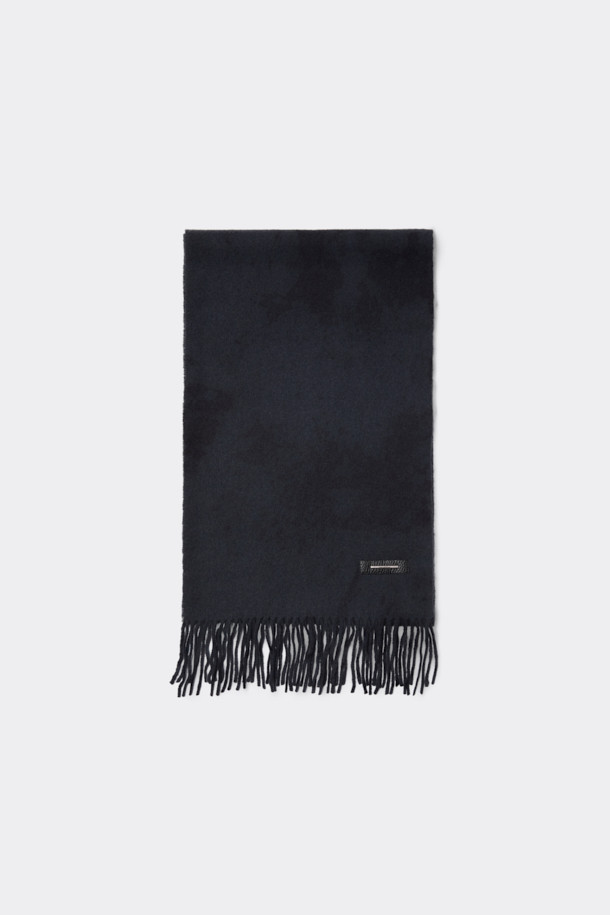 블랙 울 다잉 머플러는 출근룩과 모임룩에 모두 잘 어울리는 클래식하고 미니멀한 스타일의 머플러입니다. 부드러운 촉감의 울 소재로 제작되어 보온성이 뛰어나며, 다잉 기법으로 은은한 멋을 더했습니다. 심플한 디자인에 로고 장식이 포인트로 더해져 세련된 느낌을 선사합니다. 어떤 스타일에도 자연스럽게 매치되어 포근하고 따뜻한 겨울을 만들어 줄 것입니다.
