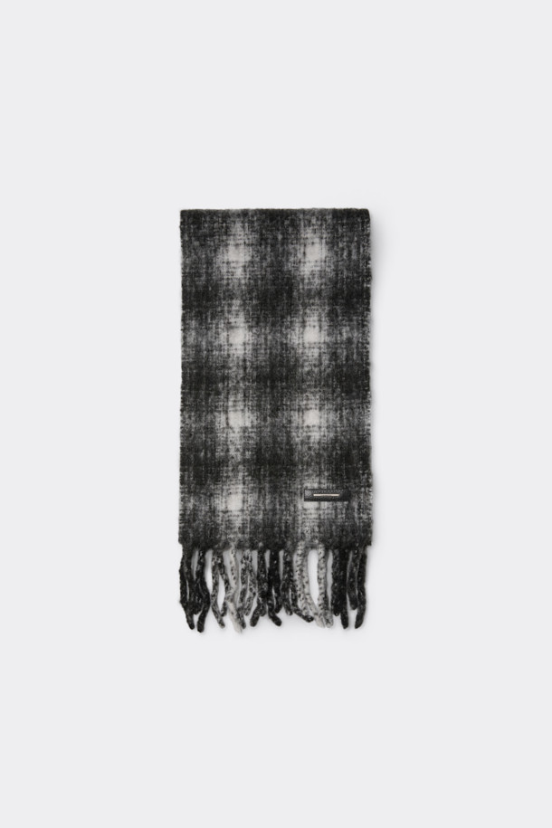 브라운 체크 머플러는 울, 모헤어, 알파카, 가죽 소재를 혼방하여 부드러운 촉감과 따뜻한 보온성을 제공합니다. 클래식한 체크 패턴과 롱 기장으로, 데이트룩, 모임룩, 출근룩 등 다양한 TPO에 활용하기 좋습니다. 술(태슬)과 로고 디자인 장식이 포인트로, 클래식, 미니멀, 시크 스타일을 연출하는 데 적합합니다. 고급스러운 소재와 디자인으로 오랫동안 질리지 않고 착용할 수 있습니다.
