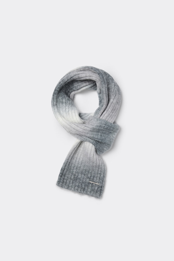 그레이 그라데이션 머플러는 부드러운 아크릴과 울 혼방 소재로 제작되어 가을과 겨울, 당신의 목을 따뜻하게 감싸줍니다. 베이직한 디자인에 그라데이션 패턴과 골지 짜임이 더해져, 어떤 스타일에도 자연스럽게 어울립니다. 출근룩이나 모임룩에 클래식, 미니멀, 캐주얼 무드를 더해 세련된 포인트를 줄 수 있습니다. 부드러운 촉감으로 편안하게 착용 가능하며, 은은하게 드러나는 로고 장식이 고급스러움을 더합니다. 어떤 룩에도 쉽게 매치하여 따뜻함과 스타일을 동시에 잡을 수 있는 머스트 해브 아이템입니다.
