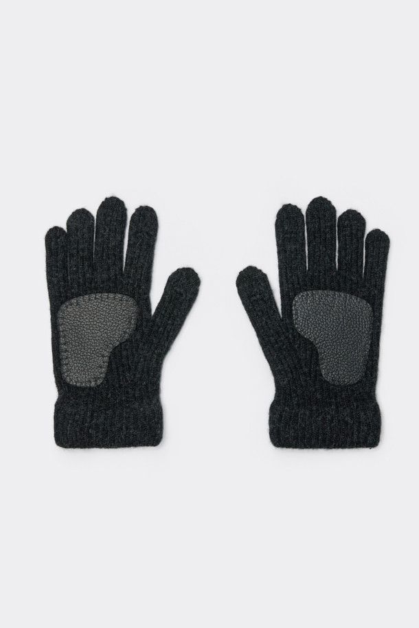 블랙 립 니트 글러브는 울, 나일론, 가죽 소재를 혼합하여 제작된 고급 장갑입니다. 클래식한 스타일과 미니멀한 무드를 선호하는 분들에게 적합하며, 출근룩이나 모임룩에 세련된 포인트를 더해줍니다. 골지 패턴과 로고 디테일이 돋보이며, 레더 패치 장식이 고급스러움을 더합니다. 손가락을 노출할 수 있는 핑거 홀 디자인과 보온 기능, 스크린 터치 기능을 갖춰 실용성까지 겸비했습니다. 핸드메이드로 섬세하게 제작되어 오랫동안 변함없이 착용할 수 있습니다.
