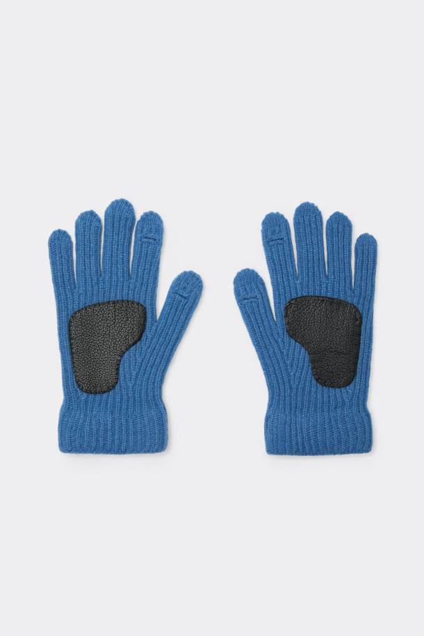블루 골지 니트 장갑은 겨울철 출근룩에 클래식, 미니멀, 캐주얼 스타일을 더해줄 아이템입니다. 울, 나일론, 가죽 소재로 제작되어 보온성이 뛰어나며, 터치스크린 기능으로 스마트 기기 사용이 편리합니다. 손바닥 부분의 염소가죽 패치와 레더 패치가 디자인 포인트이며, 엄지 및 검지 핑거홀이 있어 실용성을 높였습니다. 넉넉한 복원력과 내구성을 자랑하여 오랫동안 착용할 수 있습니다.
