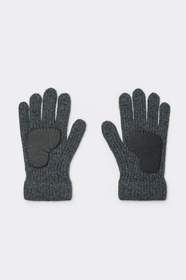 그레이 립 니트 글러브는 울, 나일론, 염소가죽 혼방 소재로 제작되어 보온성을 높인 공용 장갑입니다. 클래식한 스타일의 이 장갑은 골지 패턴에 핸드메이드 패치와 로고 디자인 장식이 더해져 섬세함을 더합니다. 핑거홀이 있어 스마트폰 터치가 가능하며, 출근룩과 모임룩에 모두 잘 어울립니다. 미니멀한 디자인으로 다양한 스타일에 매치하기 용이합니다.
