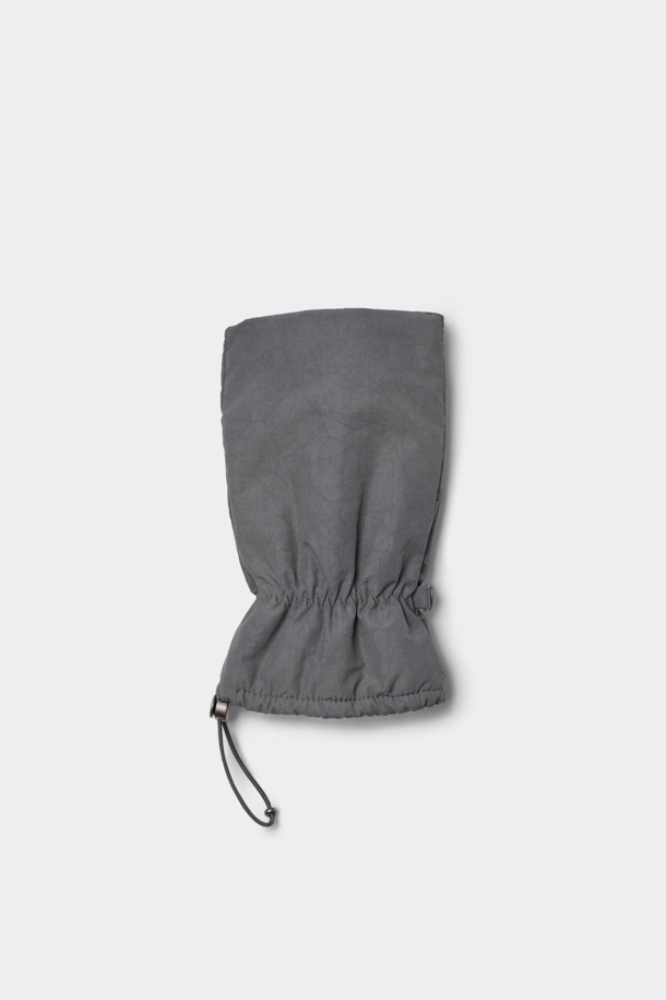 그레이 패디드 글러브는 울과 나일론 혼방 소재로 제작되어 방풍 및 보온 기능이 뛰어난 공용 장갑입니다. 손목 밴딩 처리와 스트링, 스토퍼 디자인으로 사이즈 조절이 용이하며, 캐주얼, 클래식, 미니멀 스타일의 다양한 룩에 잘 어울립니다. 로고 장식이 포인트로, 산책, 출근, 등산 등 다양한 TPO에 활용 가능합니다. 충전재로 솜을 사용하여 포근한 착용감을 제공합니다.
