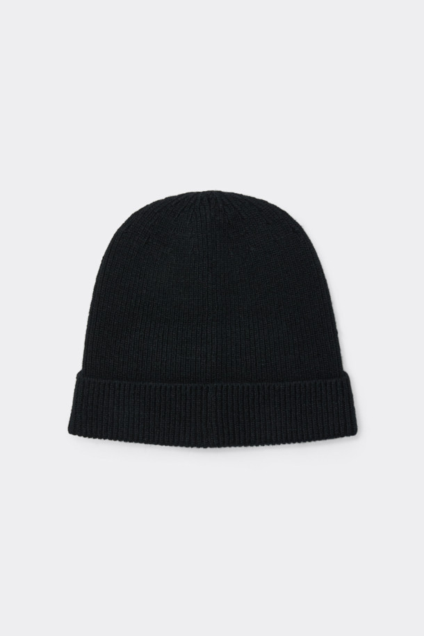 블랙 니트 비니는 울과 캐시미어 혼방 소재로 제작되어 부드러운 촉감과 뛰어난 보온성을 제공합니다. 가을, 겨울철 일상룩 또는 출근룩에 클래식, 미니멀, 캐주얼 스타일로 연출하기 좋습니다. 무지 디자인에 로고 장식이 더해져 심플하면서도 세련된 느낌을 선사합니다. 일반적인 모자 깊이와 두꺼운 두께감으로 안정적인 착용감을 느낄 수 있으며, 전후면 디자인이 다른 점이 특징입니다.
