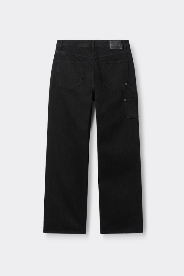 블랙 카펜터 디테일 와이드 데님은 캐주얼, 미니멀, 워크웨어 스타일을 아우르는 릴랙스핏 데님 팬츠입니다. 바이오 워싱 처리된 데님과 코튼 혼방 소재로 제작되어 편안한 착용감을 선사합니다. 카펜터 포켓 디테일과 파이브 포켓 디자인, 코인 포켓 메탈 장식이 돋보이며, 출근룩과 모임룩 등 다양한 TPO에 활용 가능합니다. 무지 패턴으로 어떤 상의와도 매치하기 쉬워 활용도가 높습니다.
