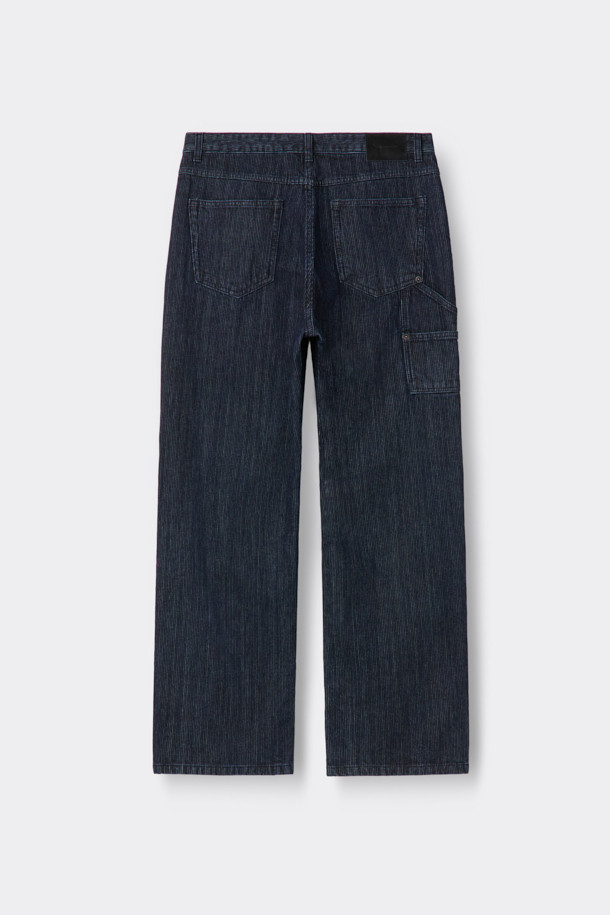 블루 카펜터 디테일 웨일 청바지는 캐주얼, 미니멀, 워크웨어 스타일을 즐겨 입는 분들을 위한 데님 팬츠입니다. 사계절 내내 활용 가능한 릴렉스핏으로 편안한 착용감을 선사하며, 바이오 워싱 처리된 데님과 코튼 혼방 소재로 제작되어 부드러운 촉감을 느낄 수 있습니다. 카펜터 포켓 디테일과 파이브 포켓 디자인, 코인 포켓 메탈 장식이 돋보이며, 여행룩 또는 산책룩으로 활용하기 좋습니다. 무지 디자인으로 어떤 상의와도 매치하기 용이하여, 데일리룩에 활용하기 좋은 아이템입니다.
