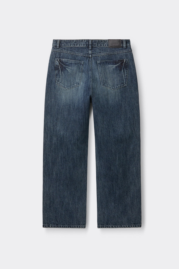 블루 스트레이트 핏 청바지는 베이직한 스타일의 데님 팬츠입니다. 코튼과 데님 소재로 제작되어 편안한 착용감을 선사하며, 무지 디자인으로 어떤 상의에도 잘 어울립니다. 일상복으로 활용하기 좋으며, 캐주얼, 미니멀, 클래식 스타일을 모두 소화할 수 있습니다. 파이브 포켓, 코인 포켓, 메탈 장식, 스톤워싱, 도밍고워싱 등의 디테일이 돋보이는 스트레이트 핏 청바지입니다. 인디고 블루 컬러도 준비되어 있습니다.
