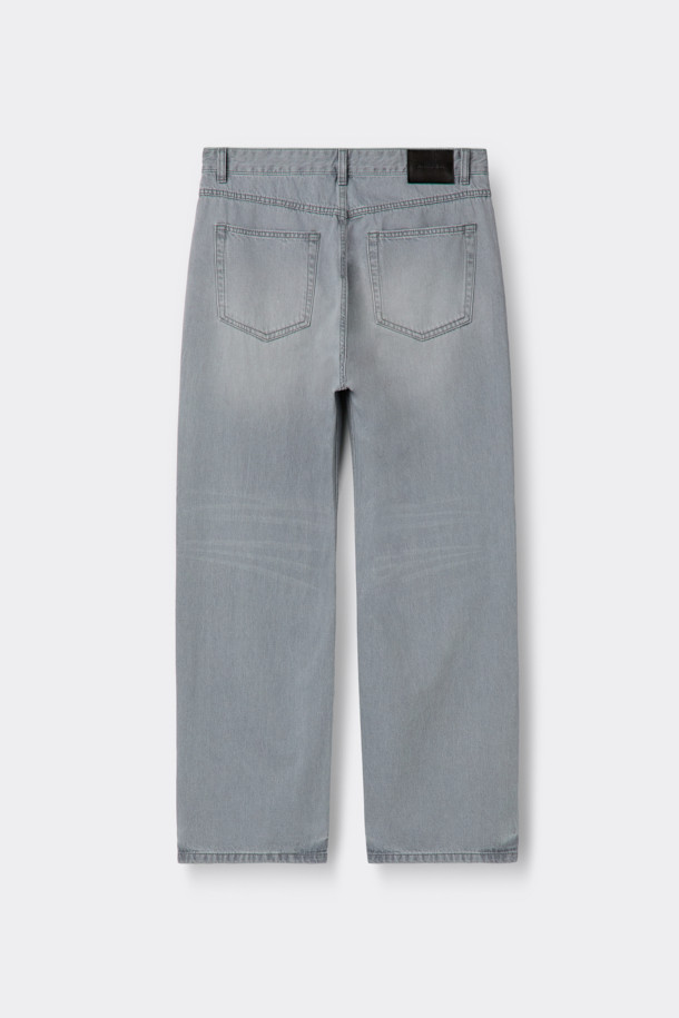 그레이 색상의 스트레이트 핏 데님 팬츠입니다. 얇은 두께감의 데님과 코튼 혼방 소재로 제작되어 여름철에도 시원하게 착용 가능합니다. 베이직한 디자인으로 출근룩이나 비즈니스 캐주얼, 그리고 미니멀, 클래식, 캐주얼 스타일 모두 소화 가능합니다. 바이오 워싱, 스톤 워싱, 도밍고 워싱, 엠보 워싱 등의 다양한 워싱 기법을 거쳐 빈티지한 멋을 더했습니다. 파이브 포켓 디자인과 코인 포켓 메탈 장식이 돋보이는, 무지 스타일의 긴 기장 데님 팬츠입니다.
