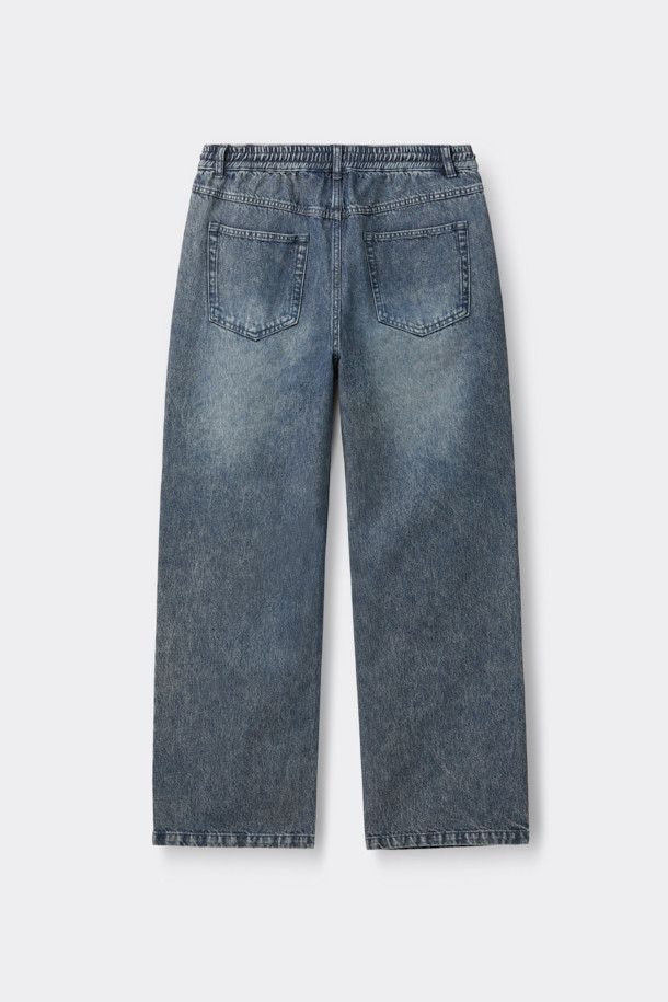 블루 루즈핏 드로우스트링 청바지는 편안한 착용감과 시원한 스타일을 동시에 만족시키는 데님 팬츠입니다. 코튼 데님 소재에 도밍고 워싱과 스톤 워싱 기법을 더해 자연스러운 워싱 디테일을 살렸습니다. 허리 부분은 하프 밴딩과 스트링으로 조절 가능하여 더욱 편안한 핏을 제공하며, 사선 포켓 디자인으로 실용성을 높였습니다. 여행이나 휴가, 혹은 캐주얼, 미니멀, 시티보이 스타일을 즐기는 분들께 추천하는 여름철 필수 아이템입니다. 루즈핏으로 제작되어 활동성이 뛰어나며, 여유로운 실루엣으로 편안함을 선사합니다.
