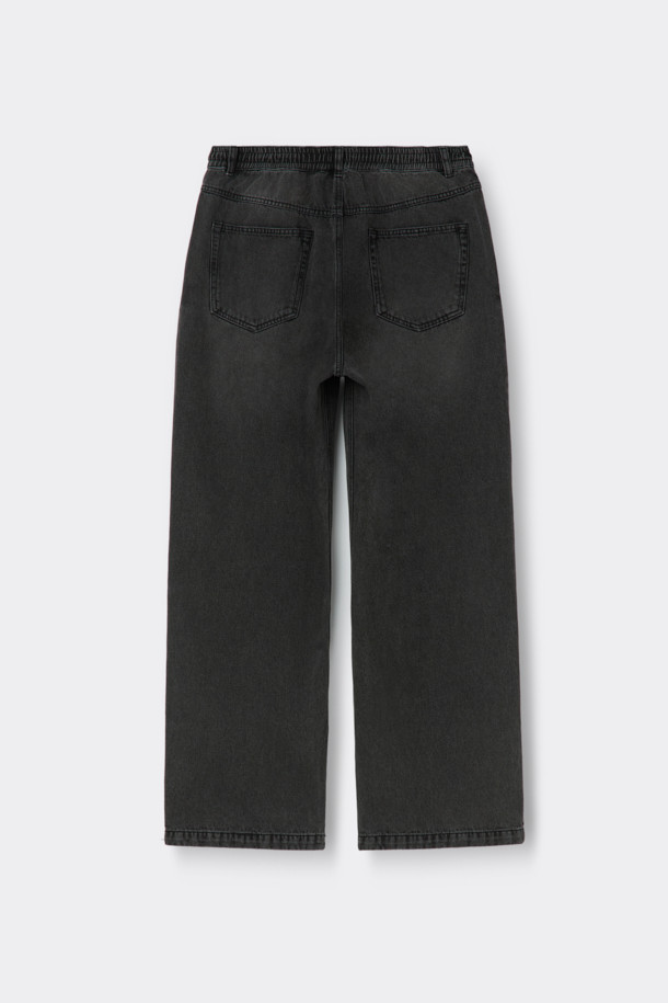 블랙 루즈핏 드로우스트링 청바지는 편안함과 스타일을 모두 갖춘 데님 팬츠입니다. 코튼과 폴리에스테르 혼방 소재로 제작되어 부드러운 촉감과 편안한 착용감을 선사합니다. 허리에는 하프 밴딩과 스트링 디테일이 더해져, 자유로운 핏 조절이 가능합니다. 스톤워싱, 과망워싱, 도밍고워싱 기법으로 은은한 빈티지 무드를 연출하며, 사선 포켓 디자인으로 포인트를 더했습니다. 여행룩, 휴가룩, 캐주얼, 미니멀, 시티보이 스타일을 즐기는 분들께 추천합니다.
