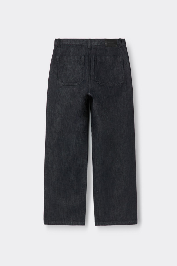 블루 원 턱 청바지는 릴렉스핏으로 편안한 착용감을 선사하는 데님 팬츠입니다. 부드러운 면 소재로 제작되어 산책룩과 같은 일상에서 캐주얼하게 즐기기 좋습니다. 원워시, 바이오 워싱, 스톤 워싱 처리로 자연스러운 워싱 디테일을 더했으며, 무지 디자인에 스티치와 포켓, 원 턱 디테일로 포인트를 주었습니다. 미니멀, 클래식 스타일을 선호하는 분들께 추천하며, 릴렉스핏으로 활동성을 높였습니다. 
