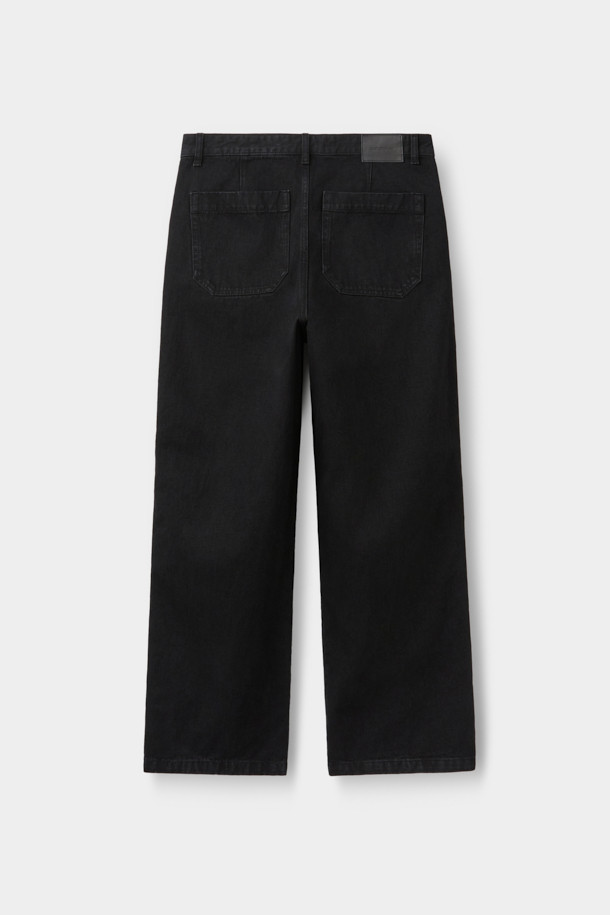 블랙 원 턱 (Black One Tuck) 데님 팬츠는 베이직한 스타일을 추구하는 분들을 위한 릴랙스핏 데님 팬츠입니다. 코튼, 폴리에스테르, 데님 혼방 소재로 제작되어 편안한 착용감을 선사합니다. 무지 디자인에 원 턱 디테일이 더해져 미니멀하면서도 클래식한 무드를 연출합니다. 바이오 워싱 처리로 부드러운 촉감을 느낄 수 있으며, 사선 포켓으로 실용성을 높였습니다. 일상에서 편안하게 착용하기 좋은 아이템입니다.
