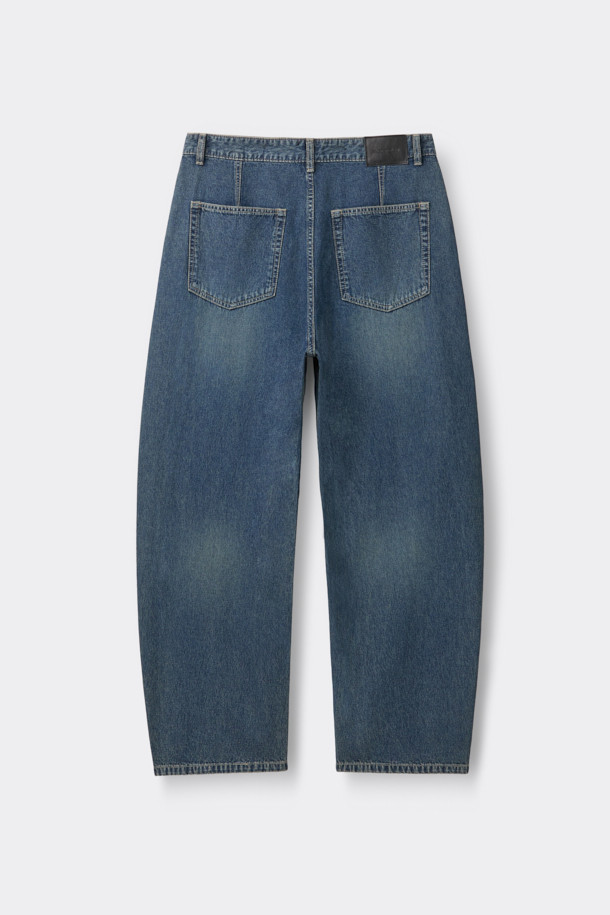 인디고와 블루 컬러의 데님 소재, 커브드 핏의 블루 커브드 청바지입니다. 바이오 워싱, 스톤 워싱, 도밍고 워싱 기법을 사용하여 자연스러운 워싱 디테일을 살렸습니다. 파이브 포켓 디자인과 코인포켓 메탈 장식이 돋보이는 미니멀, 클래식, 캐주얼 스타일의 긴 기장 데님 팬츠입니다. 얇은 두께감으로 편안한 착용감을 선사하며, 데님과 코튼 혼방 소재로 제작되었습니다. 일상에서 활용하기 좋은 아이템입니다.
