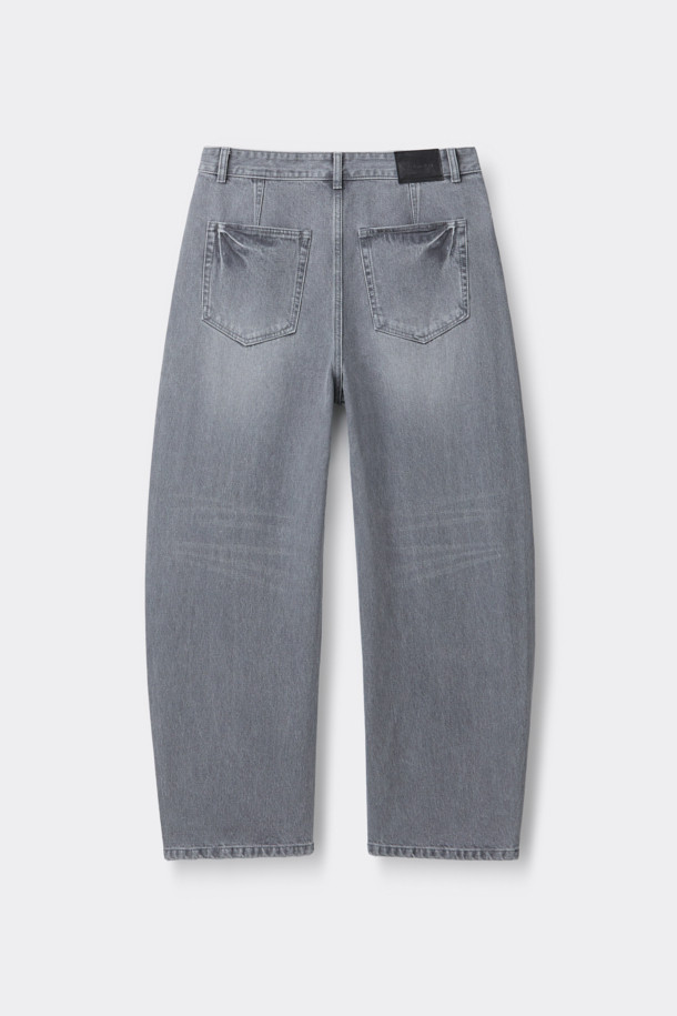 그레이 컬러의 커브드 데님 팬츠입니다. 바이오 워싱, 스톤 워싱, 도밍고 워싱 공법으로 제작되어 부드러운 촉감을 자랑하며, 캐주얼 스타일에 적합합니다. 파이브 포켓 디자인과 코인포켓 메탈 장식이 돋보이며, 미니멀, 클래식 스타일을 연출하기 좋습니다. 봄, 여름, 가을 시즌에 여행룩, 산책룩으로 활용하기 좋은 데님 팬츠입니다.
