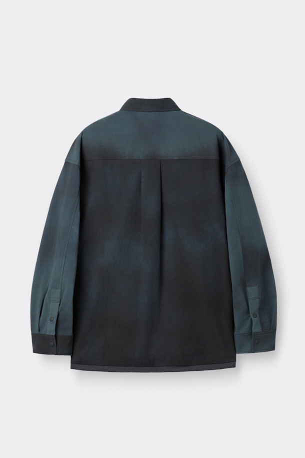 그레이 오버사이즈 핏 다잉 아우터 셔츠는 [공용]으로, 봄, 가을에 산책룩이나 봄 소풍룩에 어울리는 캐주얼 스타일의 셔츠입니다. 부드러운 면 소재로 제작되었으며, 오버핏 디자인에 긴 소매와 카라넥으로 편안함과 스타일을 동시에 잡았습니다. 다잉 염색 처리로 은은한 멋을 더하고, 사이드 포켓, 체스트 포켓, 밑단 스트링 조절, 배색 디테일로 실용성을 높였습니다. 미니멀, 클래식한 무드를 즐기는 분들께 추천합니다.
