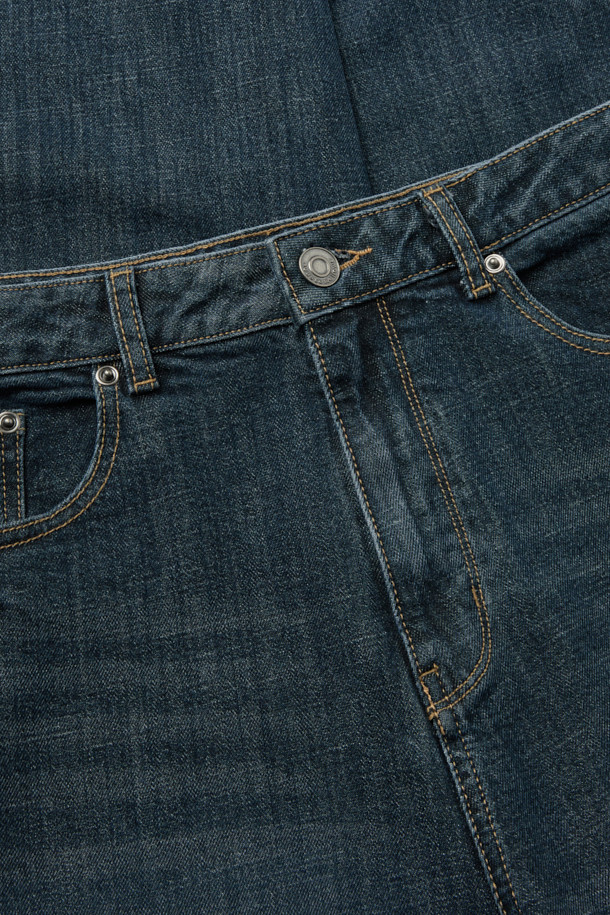 다크 블루 스트레이트 핏 데님 팬츠는 베이직한 스타일을 추구하는 분들을 위한 일상복입니다. 다크 블루 및 인디고 컬러로 제공되며, 무지 디자인에 바이오 워싱, 스톤 워싱, 도밍고 워싱 처리를 더해 자연스러운 멋을 살렸습니다. 데님, 코튼, 폴리우레탄 혼방 소재로 제작되어 편안한 착용감을 선사합니다. 파이브 포켓 디자인과 스트레이트 핏으로 캐주얼, 미니멀, 클래식 등 다양한 스타일을 연출할 수 있습니다.
