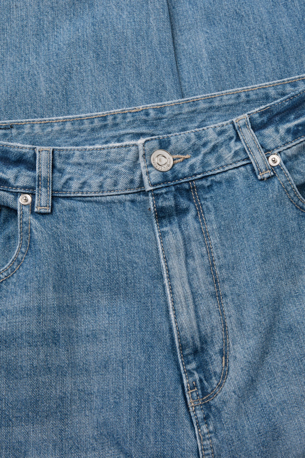 블루 스트레이트 핏 진은 베이직한 스타일을 추구하는 분들을 위한 데님 팬츠입니다. 인디고, 블루 두 가지 컬러로 제공되며, 일상복으로 활용하기 좋습니다. 면과 데님 소재를 사용하여 편안한 착용감을 선사하며, 무지 디자인과 긴 기장으로 어떤 상의에도 잘 어울립니다. 바이오 워싱, 스톤 워싱, 도밍고 워싱 등의 워싱 기법과 파이브 포켓 디테일이 특징이며, 스트레이트 핏으로 제작되어 캐주얼, 미니멀, 클래식 등 다양한 스타일을 연출할 수 있습니다.
