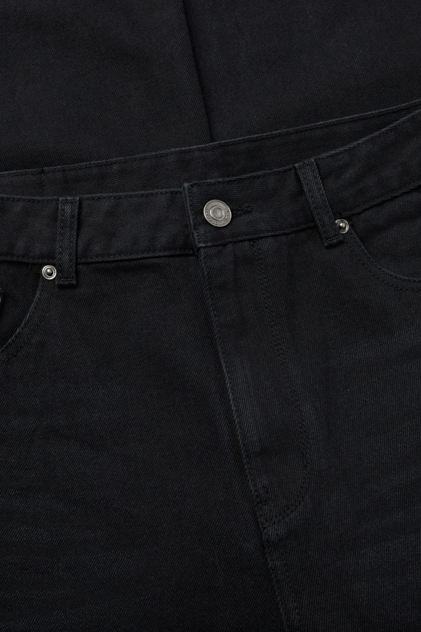 블랙 스트레이트 핏 데님 팬츠는 베이직한 스타일을 추구하는 분들을 위한 일상복입니다. 데님, 코튼, 폴리에스테르, 폴리우레탄 혼방 소재로 제작되어 편안한 착용감을 제공합니다. 무지 디자인에 스트레이트 핏으로, 캐주얼, 미니멀, 클래식 등 어떤 스타일에도 잘 어울립니다. 바이오 워싱, 스톤 워싱, 도밍고 워싱 과정을 거쳐 자연스러운 느낌을 더했으며, 파이브 포켓 디자인으로 실용성을 높였습니다. 
