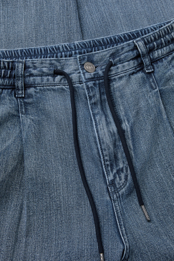 블루 루즈 핏 드로우스트링 청바지는 편안함과 스타일을 모두 잡은 데님 팬츠입니다. 봄, 여름 시즌에 어울리는 이 캐주얼 청바지는 허리 스트링과 사선 포켓 디자인으로 실용성을 더했습니다. 루즈핏으로 제작되어 활동성이 뛰어나며, 스톤워싱, 과망워싱, 도밍고워싱 기법을 통해 빈티지한 매력을 살렸습니다. 여행, 휴가, 산책 등 다양한 TPO에 활용하기 좋으며, 미니멀, 스트리트 스타일을 연출하기에 적합합니다. 가볍고 시원한 데님과 코튼 혼방 소재로 제작되어 편안한 착용감을 선사합니다.
