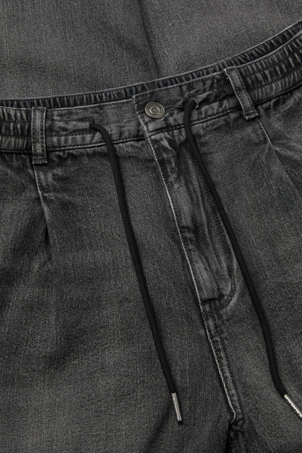 블랙 루즈 핏 드로우스트링 청바지는 편안함과 스타일을 모두 잡은 데님 팬츠입니다. 허리 스트링과 하프밴딩으로 편안한 착용감을 제공하며, 루즈핏 디자인은 활동성을 높여줍니다. 사선 포켓 디테일과 스톤 워싱, 과망 워싱, 도밍고 워싱 등의 워싱 기법으로 빈티지한 멋을 더했습니다. 캐주얼, 미니멀, 시티보이 스타일을 즐겨 입는 분들께 추천하며, 산책룩이나 캠핑룩으로 활용하기 좋습니다. 봄, 여름, 가을 시즌에 활용 가능한 데일리 아이템입니다.
