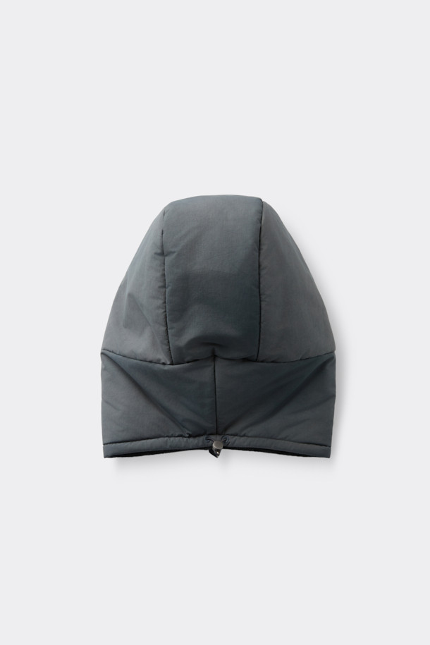 그레이 우븐 바라클라바는 울, 나일론, 플리스 소재로 제작되어 부드러운 촉감을 자랑하며 깊은 모자 깊이로 보온성을 높였습니다. 마이크로 솜 충전재와 플리스 안감, 하이넥 디자인이 특징이며, 앞지퍼와 스토퍼, 스트링으로 디자인 포인트를 더했습니다. 두꺼운 두께감으로 겨울철 방한에 효과적이며, 일상, 산책, 등산룩, 출근룩 등 다양한 TPO에 활용 가능합니다. 클래식, 미니멀, 고프코어 스타일을 즐겨 입는 분들께 추천합니다.
