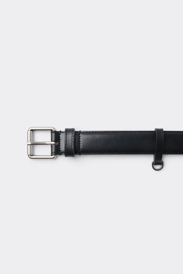 매트한 블랙 소가죽으로 제작된 블랙 가죽 벨트입니다. D링, 버클, 스티치 디자인이 돋보이며, 버클 여밈 방식으로 간편하게 착용할 수 있습니다. 무지 패턴에 부드러운 촉감을 더해 고급스러운 느낌을 선사합니다. 출근룩과 비즈니스 캐주얼에 매치하여 미니멀, 클래식, 시크 스타일을 연출해보세요. 벨트 중앙에는 로고 음각 디테일이 은은하게 자리 잡고 있습니다.
