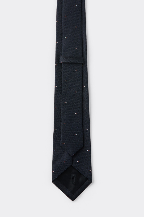 네이비 도트 넥타이는 남성용으로, 실크와 견 소재를 사용하여 부드러운 터치감과 은은한 광택을 자랑합니다. 클래식과 미니멀 스타일을 모두 아우르는 디자인으로, 오피스룩, 비즈니스 캐주얼, 모임룩 등 다양한 TPO에 활용하기 좋습니다. 잔잔한 도트 패턴이 세련된 느낌을 주며, 이면 루프, 안감, 심지 적용으로 고급스러움을 더했습니다. 로고 자수 디테일과 함께 별도 패키징으로 제공되어 선물용으로도 손색없습니다.
